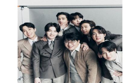 Grup K-pop BTS bersama founder Hybe Bang Si-hyuk. Hybe mencetak rekor baru dengan menjadi perusahaan hiburan Korsel pertama yang mengantongi pemasukan tahunan lebih dari Rp 25,6 triliun.