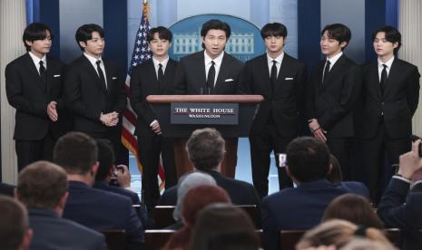 Grup K-pop BTS membuat penampilan khusus di konferensi pers Gedung Putih, sebelum bertemu Presiden AS Joe Biden, Selasa (31/5/2022) waktu AS. BTS akan hiatus dan fokus pada karier solo.