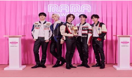 Grup K-pop TXT saat menghadiri MAMA Awards 2023 di Tokyo, Jepang, Selasa (28/11/2023).