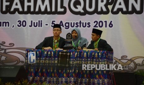 Grup Kafilah dari Banten menjawab pertanyaan dewan hakim saat menjalani sesi semi final lomba Cabang Fahmil Al Quran dalam rangkaian MTQ Nasional ke XXVI yang diadakan di Aula Bank Indonesia Kota Mataram, Nusa Tenggara Barat, Rabu (3/8)