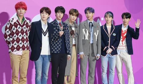 Grup KPop BTS. Menurut MRC Data, grup K-Pop BTS berada di posisi No. 1 Hot 100 dalam rentang waktu 10 bulan dua pekan.