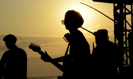 Grup musik Amy Kurniawan & friends dari Bandung menghibur penonton pada pagelaran Senggigi Sunset Jazz 2017 di Pantai Senggigi, Batulayar, Lombok Barat, NTB, Jumat (22/9). 