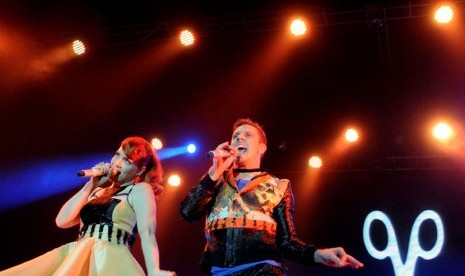   Grup musik asal Amerika Serikat Scissor Sisters  beraksi dalam konser Java Soulnation di Istora Senayan, Jakarta, Sabtu (29/9) malam.   (Prayogi)