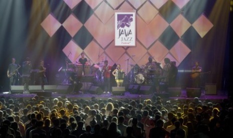 Grup musik asal Amerika Snarky Puppy beraksi dalam Jakarta International Java Jazz Festival 2015 di JIExpo Kemayoran, Jakarta, Jumat (6/3). Grup musik tersebut menonjolkan kepiawaian dalam memainkan instrumen musik dari gitar hingga perkusi.