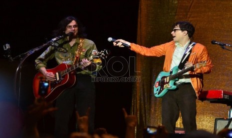 Grup musik asal Amerika, Weezer beraksi menghibur penggemarnya dalam konser di Lapangan Senayan, Jakarta, Selasa (8/3).  (Republika/Agung Supriyanto)