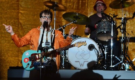 Grup musik asal Amerika, Weezer beraksi menghibur penggemarnya dalam konser di Lapangan Senayan, Jakarta, Selasa (8/3).  (Republika/Agung Supriyanto)