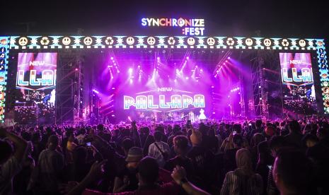 Grup musik dangdut New Pallapa tampil pada hari pertama Synchronize Fest 2022 di Gambir Expo Kemayoran, Jakarta, Jumat (7/10/2022). Ajang festival musik Synchronize Fest 2022 berlangsung pada tanggal 7-9 Oktober di Gambir Expo Kemayoran, Jakarta yang menghadirkan 126 musisi tanah air dari berbagai genre dan generasi dengan mengusung tema Lokal Lebih Vokal. 