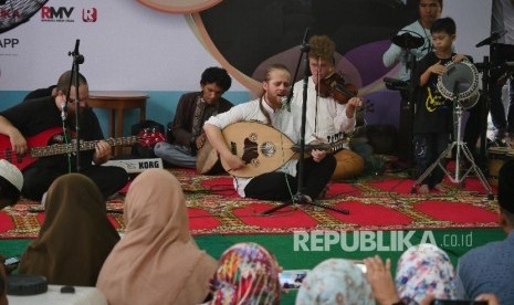 Grup musik Debu membawakan lagu karyanya dihadapan jajaran pimpinan dan karyawan Harian Republika saat acara buka puasa bersama di halaman kantor Harian Republika, Jakarta, Selasa (20/6).