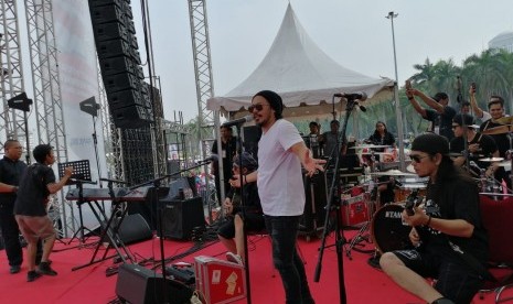 Grup musik Jamrud menjadi pengisi acara Festival Damai di Silang Monas, Jakarta, Ahad (23/6).