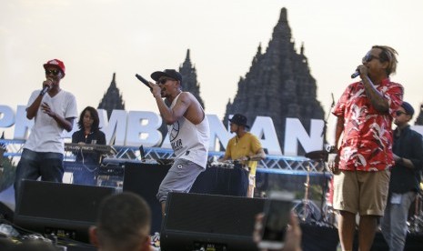 Grup musik Jogja Hip Hop Foundation yang berkolaborasi dengan Jazz Mben Senen tampil dalam acara Prambanan Jazz Festival 2019 di kawasan Taman Wisata Candi Prambanan, Sleman, DI Yogyakarta, Jumat (5/7/2019). 