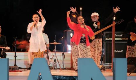 Grup musik keroncong, Sinten Remen feat Endah Laras suguhkan penampilan atraktif di panggung Prambanan Jazz Festival (PJF) 2020 pada Ahad (1/11).