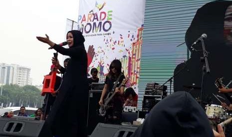 Grup musik Kotak menjadi pengisi acara utama di panggung hiburan Parade Momo di Lapangan Monas, Jakarta, Ahad (23/9). 