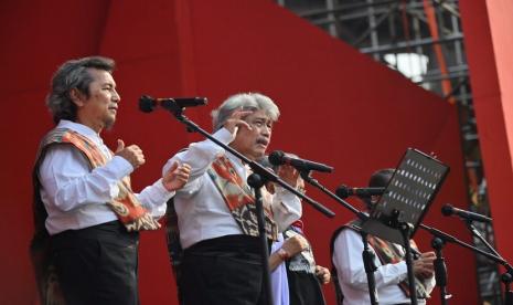 Grup musik legendaris Bimbo turut meramaikan puncak perayaan Bulan Bung Karno (BBK) di Stadion Utama Gelora Bung Karno (GBK), Jakarta, Sabtu (24/6/2023).