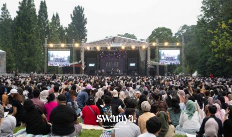 Maliq & D'Essentials membawakan deretan lagunya di tengah rindang pepohonan di area Kebun Raya Bogor.