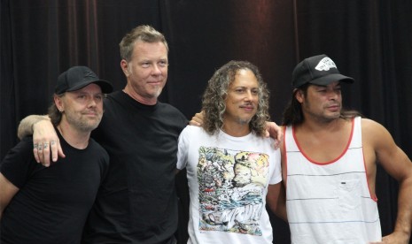 Grup musik Metallica usai konferensi pers jelang konser di SUGBK, Jakarta, Minggu (25/8).