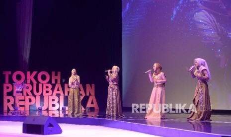 Grup Musik Noura saat malam anugerah Tokoh Perubahan Republika 2016 di Jakarta, Selasa (25/4). 