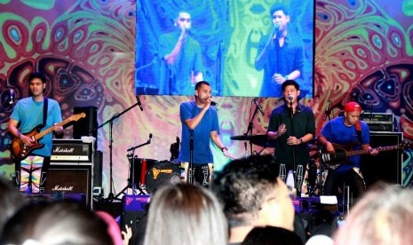 Grup musik RAN tampil di acara penutupan 