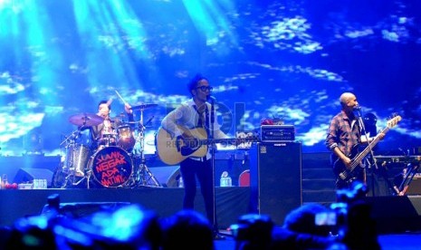  Grup musik rock legendaris Slank menghibur ribuan penggemarnya dalam konser 30 tahun Slank di Stadion Utama Gelora Bung Karno, Jakarta, Jumat (13/12). (Republika/Agung Supriyanto)