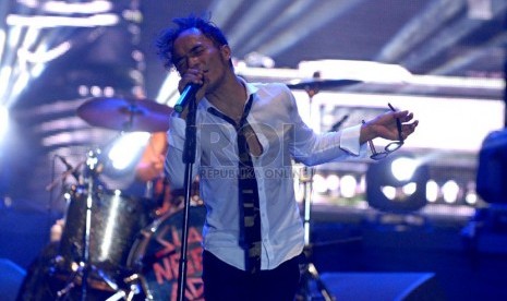  Grup musik rock legendaris Slank menghibur ribuan penggemarnya dalam konser 30 tahun Slank di Stadion Utama Gelora Bung Karno, Jakarta, Jumat (13/12). (Republika/Agung Supriyanto)