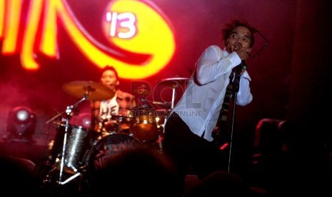  Grup musik rock legendaris Slank menghibur ribuan penggemarnya dalam konser 30 tahun Slank di Stadion Utama Gelora Bung Karno, Jakarta, Jumat (13/12). (Republika/Agung Supriyanto)