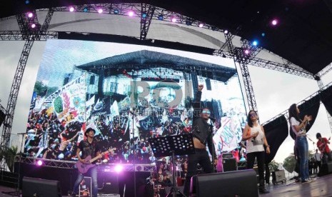 Grup musik Slank beraksi dalam konser anti narkoba dalam rangka menyemarakkan peringatan Konferensi Asia-Afrika (KAA) ke-60 di lapangan Monas, Jakarta, Ahad (19/4). (Republika/Agung Supriyanto)