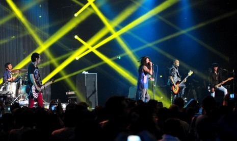 Grup musik Slank beraksi dalam konser Slank 