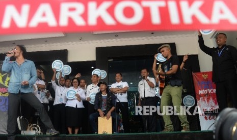 Grup Musik Slank bermain musik di gedung BNN, Jakarta, Kamis (17/3).