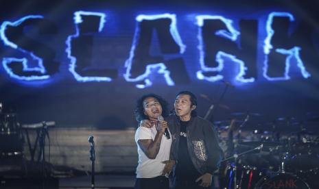 Grup musik Slank tampil pada Music20 Concert di Taman Mini Indonesia Indah (TMII), Jakarta, Selasa (1/11/2022). Music20 Concert merupakan acara pendamping dari Presidensi G20 yang dimeriahkan sejumlah musisi papan atas tanah air seperti Iwan Fals, Slank, Kahitna, Once, Dira Sugandi dan Isyana X DeadSquad. 