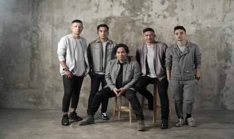 Grup musik Ungu menghadirkan album kompilasi Top Hits Religi Ungu. 