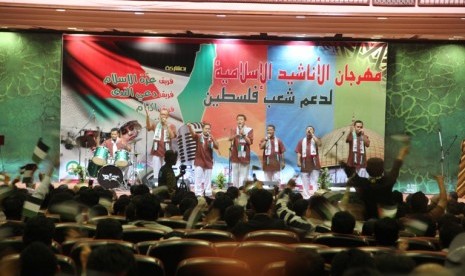 Grup Nasyid Izzatul Islam saat konser amal Palestina diAzhar Conference Center, Kairo 