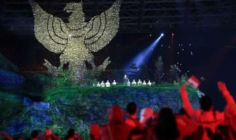 Grup Purwa Caraka Music Studio Choir saat tampil pada Upacara Pembukaan Asian Games ke-18 Tahun 2018 di Stadion Utama Gelora Bung Karno, Senayan, Jakarta, Sabtu (18/8). 