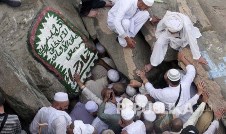 Gua Hira di Jabal Nur, Makkah, dipadati ratusan jamaah haji yang berziarah ke lokasi pertama kalinya wahyu turun kepada Nabi Muhammad.