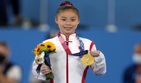 Guan Chenchen dari China berdiri dengan medali emasnya untuk alat balok keseimbangan senam artistik putri pada Olimpiade Musim Panas 2020, Selasa, 3 Agustus 2021, di Tokyo, Jepang.