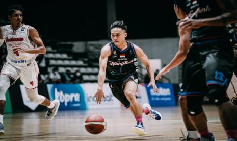 Guard Amartha Hangtuah Sevly Rondonuwu membawa bola saat menghadapi Indonesia Patriots di Seri 1 IBL 2022.