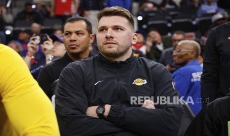 Guard baru Los Angeles Lakers Luka Doncic (kanan) duduk di bangku cadangan sebelum pertandingan bola basket NBA melawan Los Angeles Clippers, Selasa, 4 Februari 2025, di Inglewood, California.