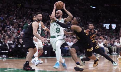 Guard Boston Celtics Derrick White (9) melaju ke ring basket saat menghadapi forward Cleveland Cavaliers Isaac Okoro, kanan, pada paruh kedua Game 1 seri playoff putaran kedua bola basket NBA, Rabu (5/2024) pagi WIB di Boston.