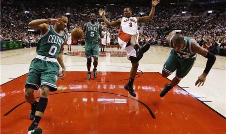 Guard Boston Celtics, Leandro Barbosa (kanan), bersama rekannya Avery Bradley (kiri) dan Kevin Garnett (dua kiri) terlibat perebutan bola dengan pemain Toronto Raptors, Kyle Lowry, di laga NBA di Toronto pada Rabu (6/2) 