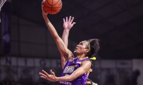 Guard BTN CLS Knights Sandy Febiansyakh melakukan lay up saat menghadapi Saigon Heat pada laga ketiga perempat final ABL.