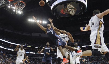 Guard Charlotte Bobcats, Ramon Sessions (7), berebut bola dengan forward New Orleans Pelicans, Anthony Davis (23), dalam laga NBA di New Orleans pada Sabtu (2/11). 