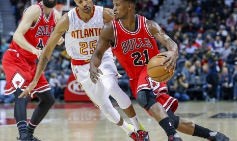 Guard Chicago Bulls, Jimmy Butler (kanan).