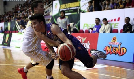 Guard CLS Knights Katon Adjie Baskoro (kanan) berusaha melewati pemain Bima Perkasa Jogjakarta dalam pertandingan Seri III IBL Pertalite di GOR Sahabat Semarang, Jumat (10/2).