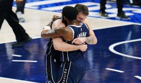 Guard Dallas Mavericks Luka Doncic (kiri) berpelukan dengan rekannya Kyrie Irving setelah mengalahkan Minnesota Timberwolves pada gim ketiga final WIlayah Barat NBA, Senin (27/5/2024) pagi WIB. 