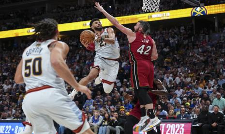 Guard Denver Nuggets Jamal Murray berusaha memasukkan bola pada laga kelima final NBA. Denver Nuggets menang 94-89 dan memastikan juara NBA dengan skor 4-1. 