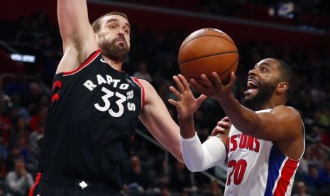 Guard Detroit Pistons Wayne Ellington (kanan) mencoba layup dikawal center Toronto Raptors Marc Gasol.