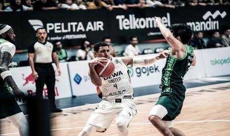 Guard Dewa United Banten Gelvis Solano Paulino (kiri) beraksi pada gim ketiga ronde pertama playoff IBL 2024 melawan Borneo Hornbills, Ahad (21/7/2024). Dewa United menang 102-95 untuk lolos ke final four dengan keunggulan 2-1.