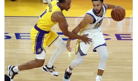 Guard Golden State Warriors Stephen Curry (kiri) dijaga guard Los Angeles Lakers Avery Bradley. (ilustrasi)