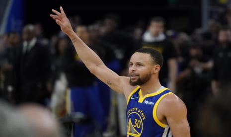 Guard Golden State Warriors Stephen Curry pada laga gim 6 semifinal Wilayah Barat NBA melawan Memphis Grizzlies di Chase Center, California,. Warriors berhasil melaju ke final Wilayah Barat NBA. 