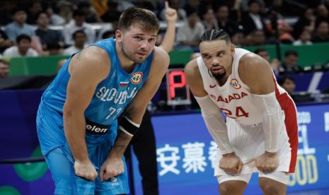 Guard Kanada Dillon Brooks (kiri) menjaga bintang Slovenia Luka Doncic.