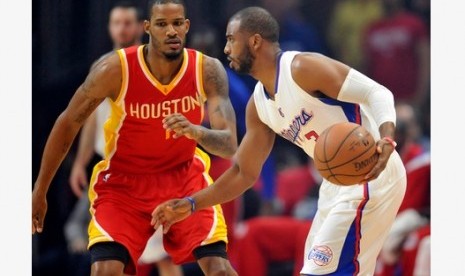 Guard LA Clippers Chris Paul membawa bola saat menghadapi Houston Rockets.