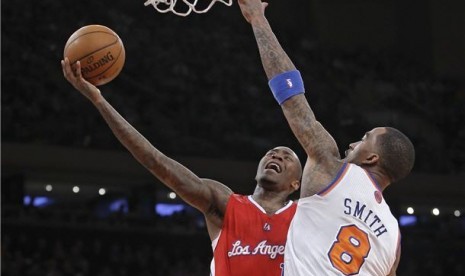 Guard Los Angeles Clippers, Jamal Crawford (kiri), berusaha menjaringkan bola saat menghadapi guard New York Knicks, J.R. Smith, di pertandingan NBA di Madison Square Garden, New York, Ahad (10/2). 